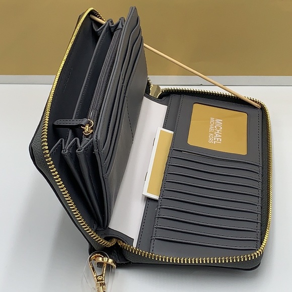 MICHAEL KORS LARGE TRAVEL CONTINENTAL WRISTLET WALLET HEATHER GREY COLOR
NWT - Picture 9 of 16